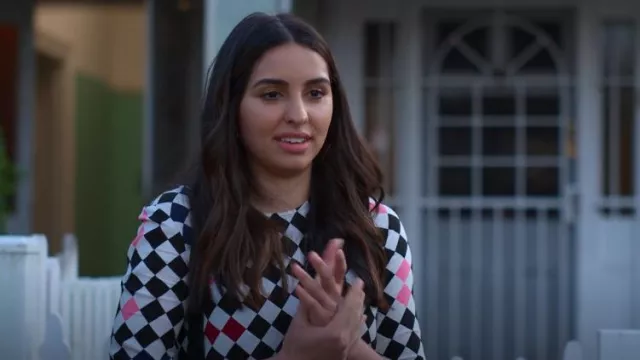 Sportsmax CHeckerboard Top usado por Reema (Safia Arain) como se ve en Bump (S05E07)
