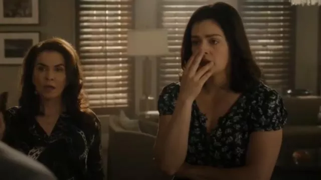 Treasure & Bond Robe longue tissée florale portée par Tina Manfredi (Tatiana Lia Zappardino) comme on le voit dans Tulsa King (S02E07)