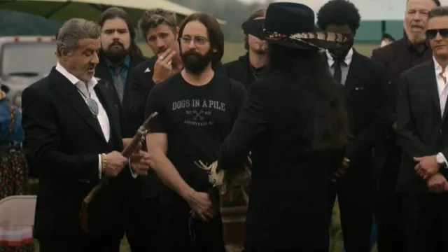 Teleteeshirt Dogs In A Pile Asbury Park porté par Bodhi (Martin Starr) comme on le voit dans Tulsa King (S02E09)