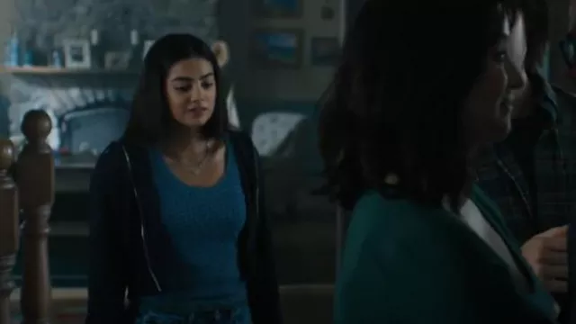 Free People Garner Tee Blouse Top porté par Alice Dhawan (Sadie Laflamme-Snow) comme on le voit dans The Way Home (S03E01)