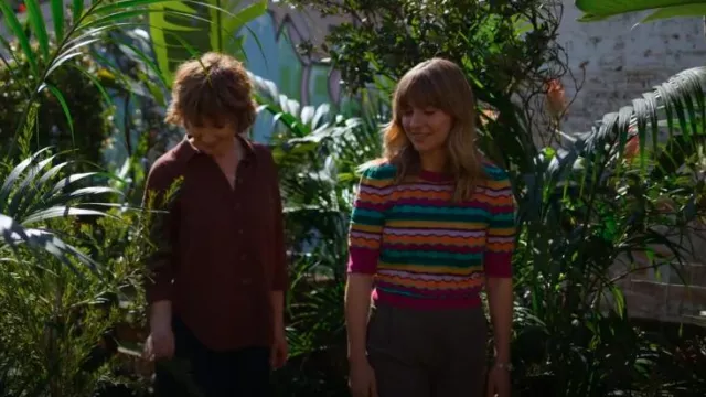 Gorman Resplandeciente Ondas Top usado por Olympia 'Oly' Chalmers-Davis (Nathalie Morris) como se ve en Bump (S05E09)