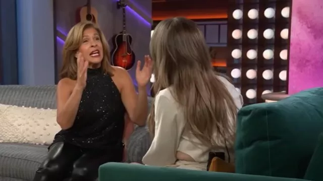 Haut dos nu halogène à col haut et à paillettes porté par Hoda Kotb, comme on le voit dans le spectacle Kelly Clarkson le 6 janvier 2025