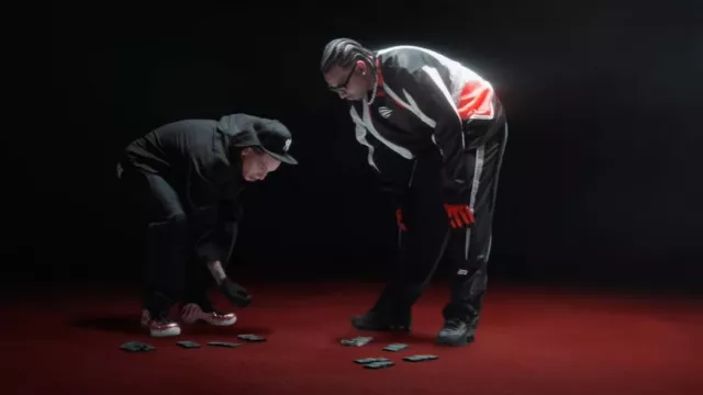 Maillot de course 'Wilham' noir, rouge et blanc porté par 21 Savage à Central Cee et 21 Savage - GBP (Official Music Video)