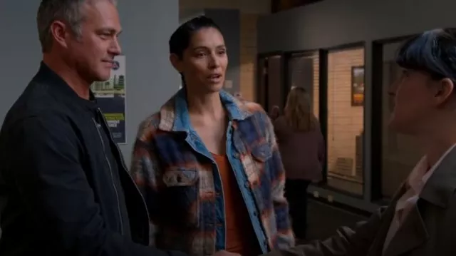 Veste à carreaux Allsaints Ivy portée par Stella Kidd (Miranda Rae Mayo) vue dans Chicago Fire (S13E05)