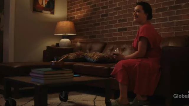 Birkenstock Boston Regular Slippers portés par Hana Gibson (Keisha Castle-Hughes) comme on le voit dans FBI : Most Wanted (S06E06)
