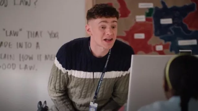 Pull torsadé coloré de la salle du club porté par Jacob Hill (Chris Perfetti) tel qu’on le voit à l’école primaire Abbott (S04E11)