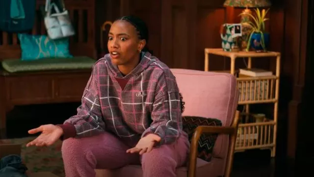 Sudadera con capucha Champion Classic Fleece en cuadros morados usada por Whitney Chase (Alyah Chanelle Scott) como se ve en The Sex Lives of College Girls (T03E09)