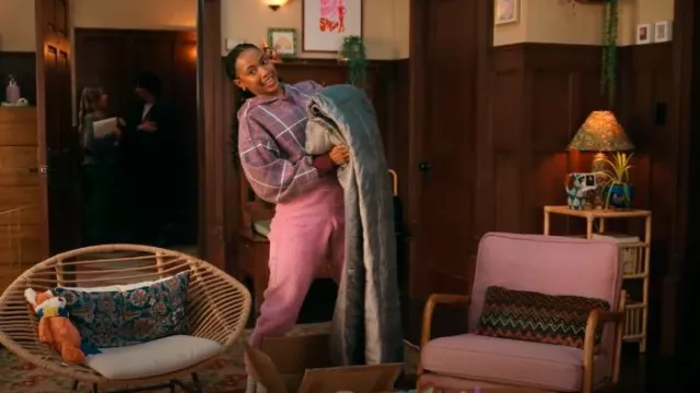 Pantalones hippies de vellón rosa púrpura usados por Whitney Chase (Alyah Chanelle Scott) como se ve en The Sex Lives of College Girls (T03E09)