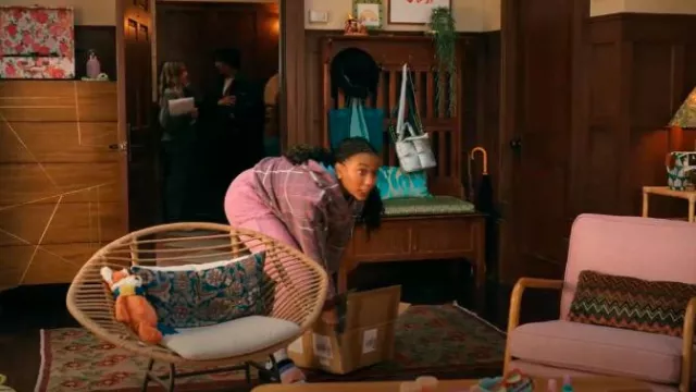 Sandalia UGG Fluff Yeah Slide usada por Whitney Chase (Alyah Chanelle Scott) como se ve en The Sex Lives of College Girls (T03E09)