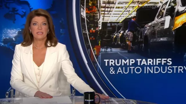 Blazer pagode Smythe Tuxedo porté par Norah O’Donnell vu dans CBS Evening News le 23 janvier 2025