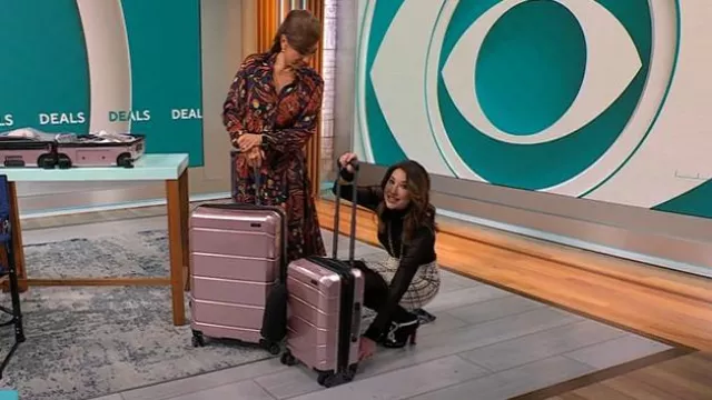 Robe boutonnée florale Thakoon Collective portée par Michelle Miller telle qu’elle est vue dans CBS Mornings le 26 janvier 2025
