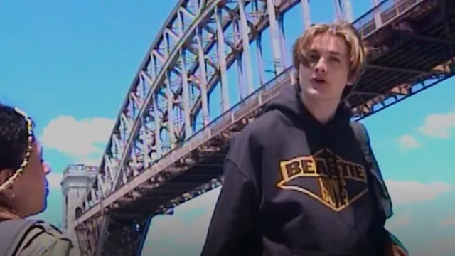 Sudadera con capucha oficial de Beastie Boys Intergalactic Pullover usada por Matty Brewer (Christopher Paul Richards) como se ve en Goosebumps (S02E06)