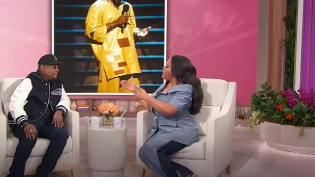 Jean aux couleurs contrastées Cinq à Sept Verona porté par Sherri Shepherd comme on le voit à Sherri le 24 janvier 2025
