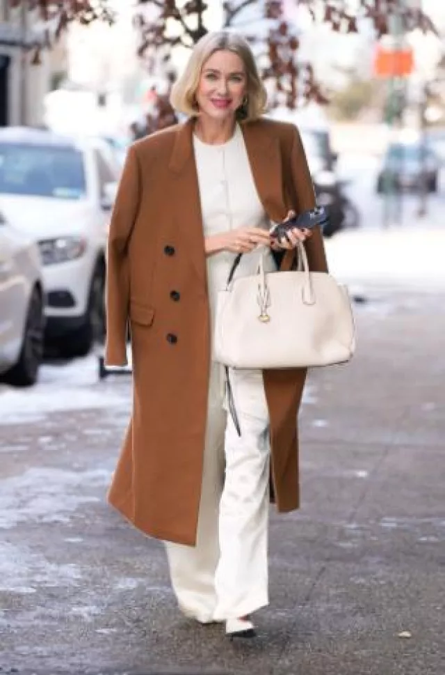 Zapatos de tacón de cuero liso de Patrizia Pepe usados por Naomi Watts en la ciudad de Nueva York el 21 de enero de 2025