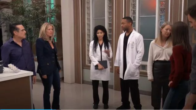 Veste en jean Veronica Beard Anoki portée par Carly Spencer (Laura Wright) vue à l’hôpital général le 6 janvier 2025