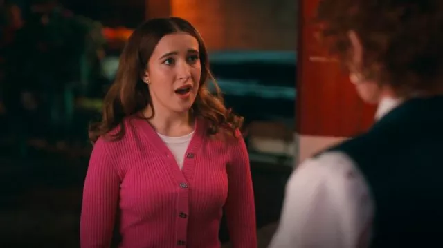 Cárdigan acanalado de Ganni en flor de Fiji usada por Kacey (Gracie Bea Lawrence) como se ve en La vida sexual de las universitarias (T03E10)