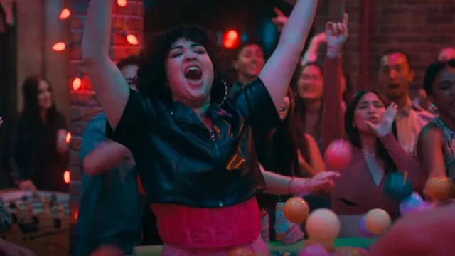 Top corto de corsé de encaje tórrido en rosa pavo real usado por Lila Flores (Ilia Isorelys Paulino) como se ve en The Sex Lives of College Girls (T03E10)