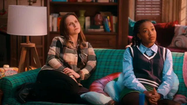 Franela de mujer O'Neill Zuma Superfleece usada por Kimberly Finkle (Pauline Chalamet) como se ve en The Sex Lives of College Girls (T03E10)