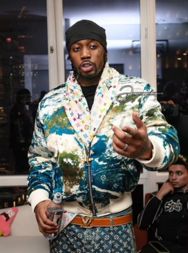 Blouson Louis Vuitton Earth Print porté par Fivio Foreign sur le compte Instagram @jussnappedagain