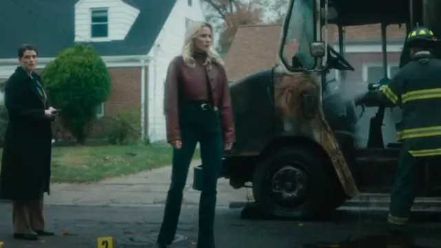 Veste Khaite Sue portée par Nina Chase (Shantel VanSanten) du FBI comme on le voit dans FBI : Most Wanted (S06E09)