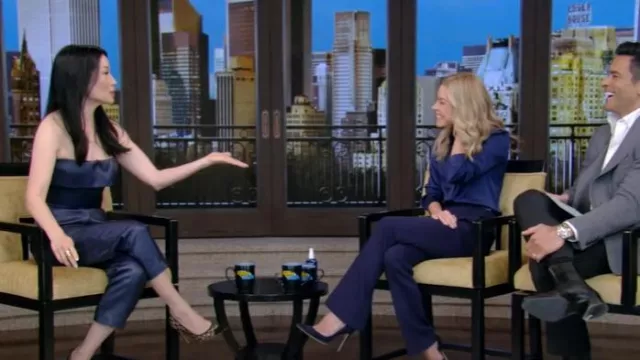 Talons en velours Aquazzura portés par Lucy Liu comme on le voit dans LIVE with Kelly and Mark le 25 janvier 2025