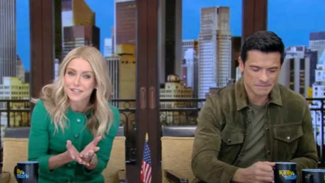 Veste à boutons-pression en daim italien Todd Snyder portée par Mark Consuelos comme on le voit en LIVE avec Kelly et Mark le 27 janvier 2025