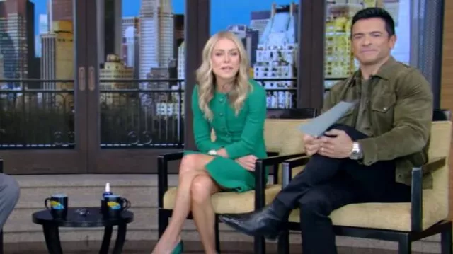 Robe à col rond boutonnée Dolce and Gabbana portée par Kelly Ripa comme on le voit dans LIVE with Kelly and Mark le 27 janvier 2025