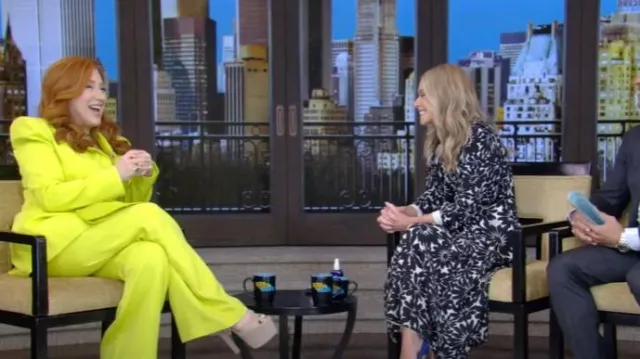 Chaqueta sastre de crepé Saiid Kobeisy usada por Lisa Ann Walter como se vio en LIVE with Kelly and Mark el 28 de enero de 2025