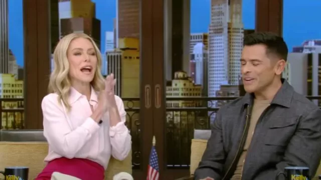 Numi The Simone Button-Up Blouse porté par Kelly Ripa comme on le voit en LIVE avec Kelly et Mark le 29 janvier 2025