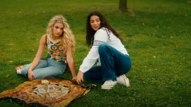 Converse Chuck Taylor All Star Canvas Platform Sneaker en blanc portée par Alice Dhawan (Sadie Laflamme-Snow) comme on le voit dans The Way Home (S03E04)