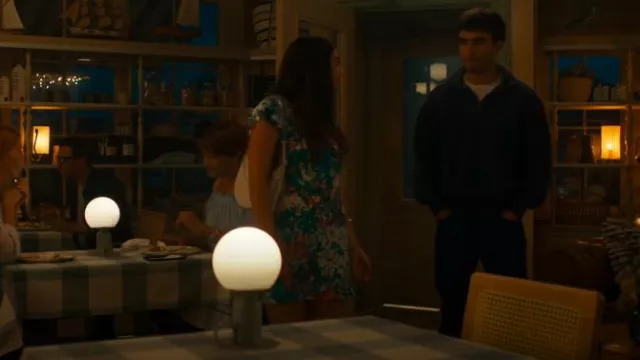 Robe Gigi portée par Alice Dhawan (Sadie Laflamme-Snow) vue dans The Way Home (S03E04)