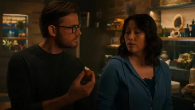 Cardigan contemporain à capuche zippé porté par Kat Landry (Chyler Leigh) comme on le voit dans The Way Home (S03E04)