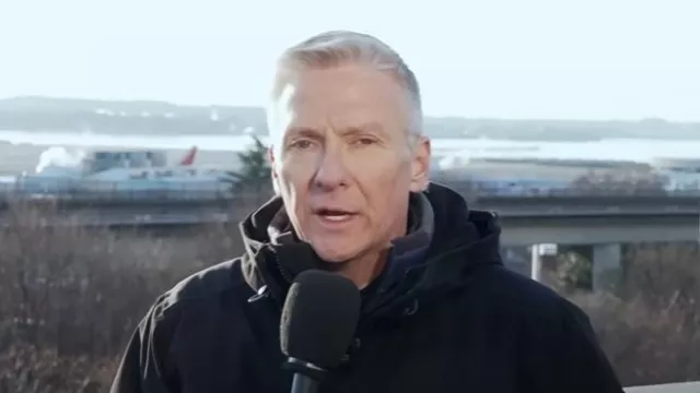 Parka isolée Fjallraven Nuuk avec fausse fourrure amovible portée par Tom Costello, comme on le voit dans Today le 30 janvier 2025