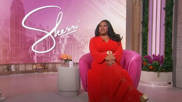 El maxi vestido plisado de Kooples usado por Sherri Shepherd visto en Sherri el 29 de enero de 2025