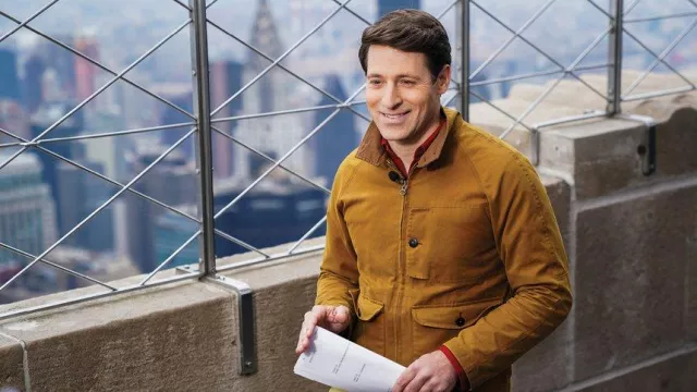 Veste Harrington en toile cirée de Tony Dokoupil dans CBS Mornings