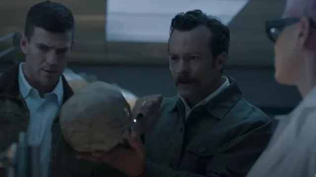 Veste de croiseur courte doublée en tissu d’étain Filson portée par l’agent spécial Mike Franks (Kyle Schmid) telle qu’elle est vue dans NCIS : Origins (S01E01)