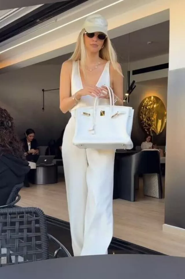 Reloj Rolex Datejust de diamantes de nácar usado por Leonie Hanne en su historia de Instagram el 23 de enero de 2025