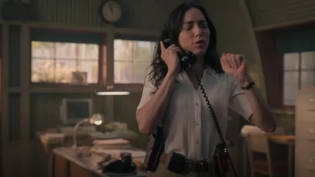 Haut polo à ourlet coupé Madewell porté par l’agent spécial Lala Dominguez (Mariel Molino) comme on le voit dans NCIS : Origins (S01E03)