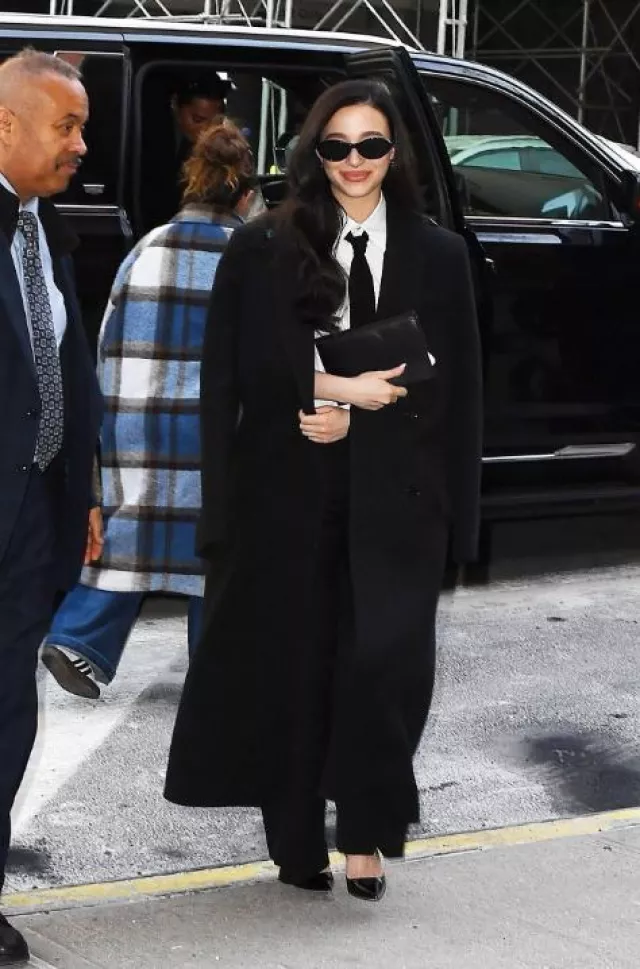 Escarpins Manolo Blahnik BB portés par Mikey Madison au Drew Barrymore Show le 23 janvier 2025