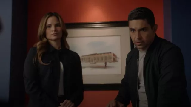 L-2B MOD GEN II BombervJacket porté par Nick Torres (Wilmer Valderrama) tel qu’on le voit dans NCIS (S22E05)