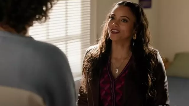 Blouson motard en cuir cargo Allsaints en noir/sang de bœuf porté par Lacey Quinn (Gabrielle Walsh) comme on le voit dans Found (S02E10)