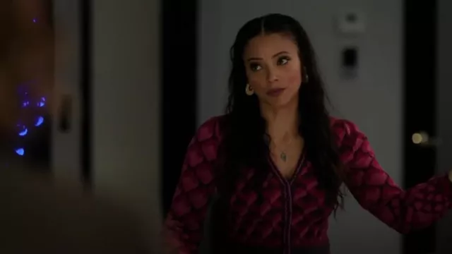 Diane Von Furstenberg Cardigan Macaria porté par Lacey Quinn (Gabrielle Walsh) comme on le voit dans Found (S02E10)