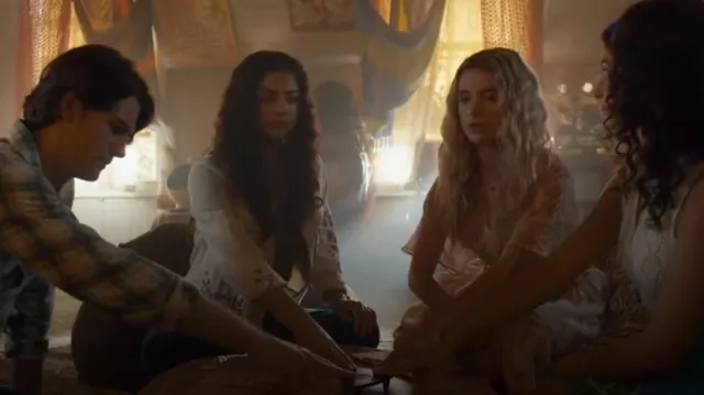 Veste brodée à fleurs Dolan portée par Alice Dhawan (Sadie Laflamme-Snow) comme on le voit dans The Way Home (S03E05)