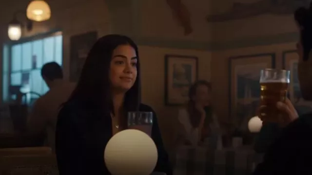 Chaqueta Levi's Premium Zip Slim Trucker usada por Alice Dhawan (Sadie Laflamme-Snow) como se ve en The Way Home (T03E05)