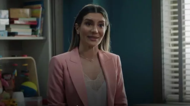 Camisole en dentelle Zadig & Voltaire Christie porté par Nasim Pedrad comme on le voit dans High Potential (S01E11)