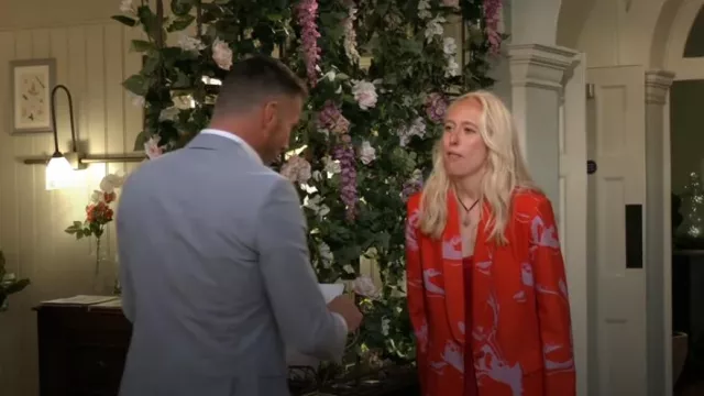 Blazer de traje House of Holland usado por Holly como se ve en First Dates (T22E03)