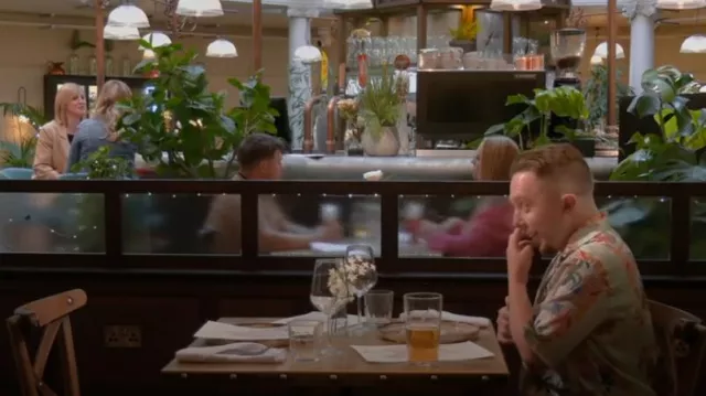 Camiseta de Sss World Corp usada por como se ve en First Dates (S22E03)