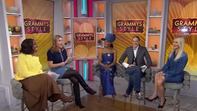 Minivestido de denim con apliques de Versace usado por Zanna Roberts Rassi como se ve en Today with Hoda & Jenna el 3 de febrero de 2025