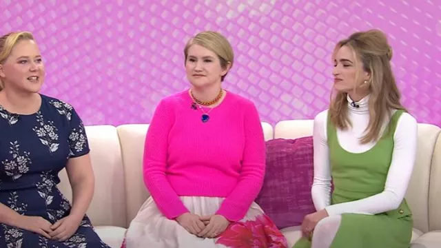 Suéter de cuello redondo acanalado de cachemira acuática usado por Jillian Bell como se ve en Today with Hoda & Jenna el 4 de febrero de 2025