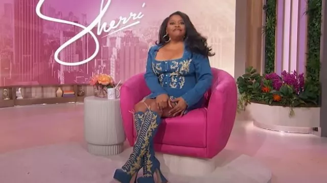 Avec Les Filles Minivestido de denim de manga larga bordado occidental usado por Sherri Shepherd visto en Sherri el 31 de enero de 2025